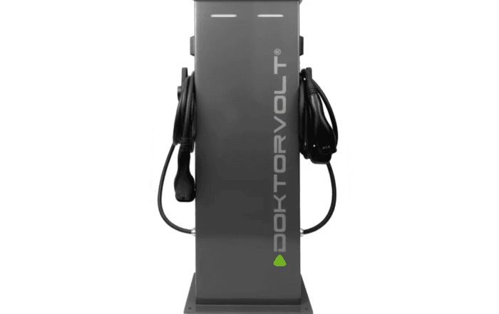 Freistehende EV-Ladestation Doktorvolt® 2×22 kW mit zwei integrierten Type-2-Ladekabeln zum gleichzeitigen Laden von zwei Elektrofahrzeugen.