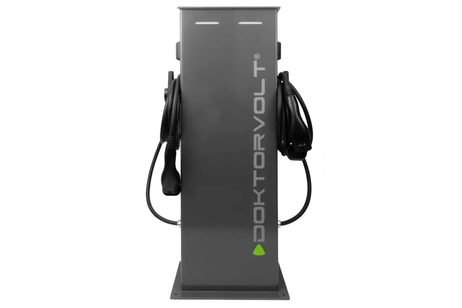 Freistehende EV-Ladestation Doktorvolt® 2×22 kW mit zwei integrierten Type-2-Ladekabeln zum gleichzeitigen Laden von zwei Elektrofahrzeugen.