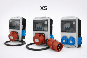 ChatGPT Image 23 sty 2026, 10_33_01 Grafika główna bloga prezentuje serię XS – kompaktowe rozdzielnice budowlane Doktorvolt®, stworzone do pracy tam, gdzie liczy się każdy centymetr i niezawodność zasilania. Jasne tło i frontalne ujęcie eksponują detale techniczne, gniazda oraz solidną obudowę, podkreślając praktyczny charakter rozwiązań dla placów budowy i instalacji tymczasowych.