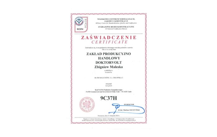 Certyfikat NATO (NCAGE 9C37H) dla Doktorvolt® wydany przez Wojskowe Centrum Normalizacji, Jakości i Kodyfikacji potwierdzający spełnienie standardów jakości i wiarygodności.