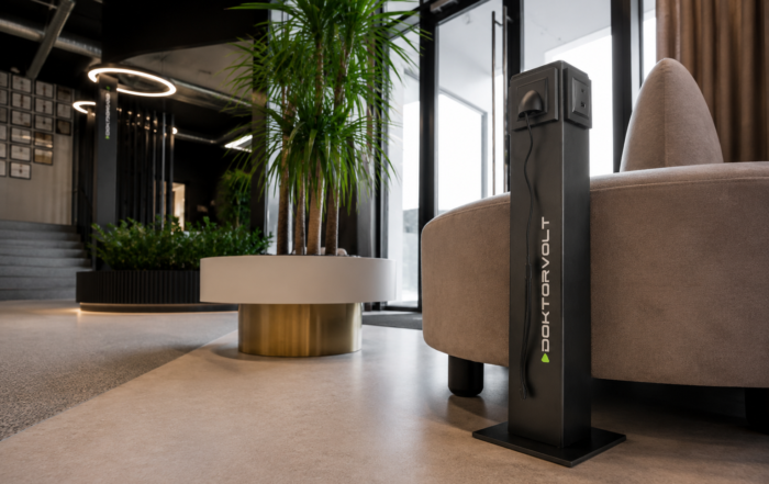 Doktorvolt Ladestation für Smartphones mit USB-A, USB-C und kabellosem Laden im modernen Büro