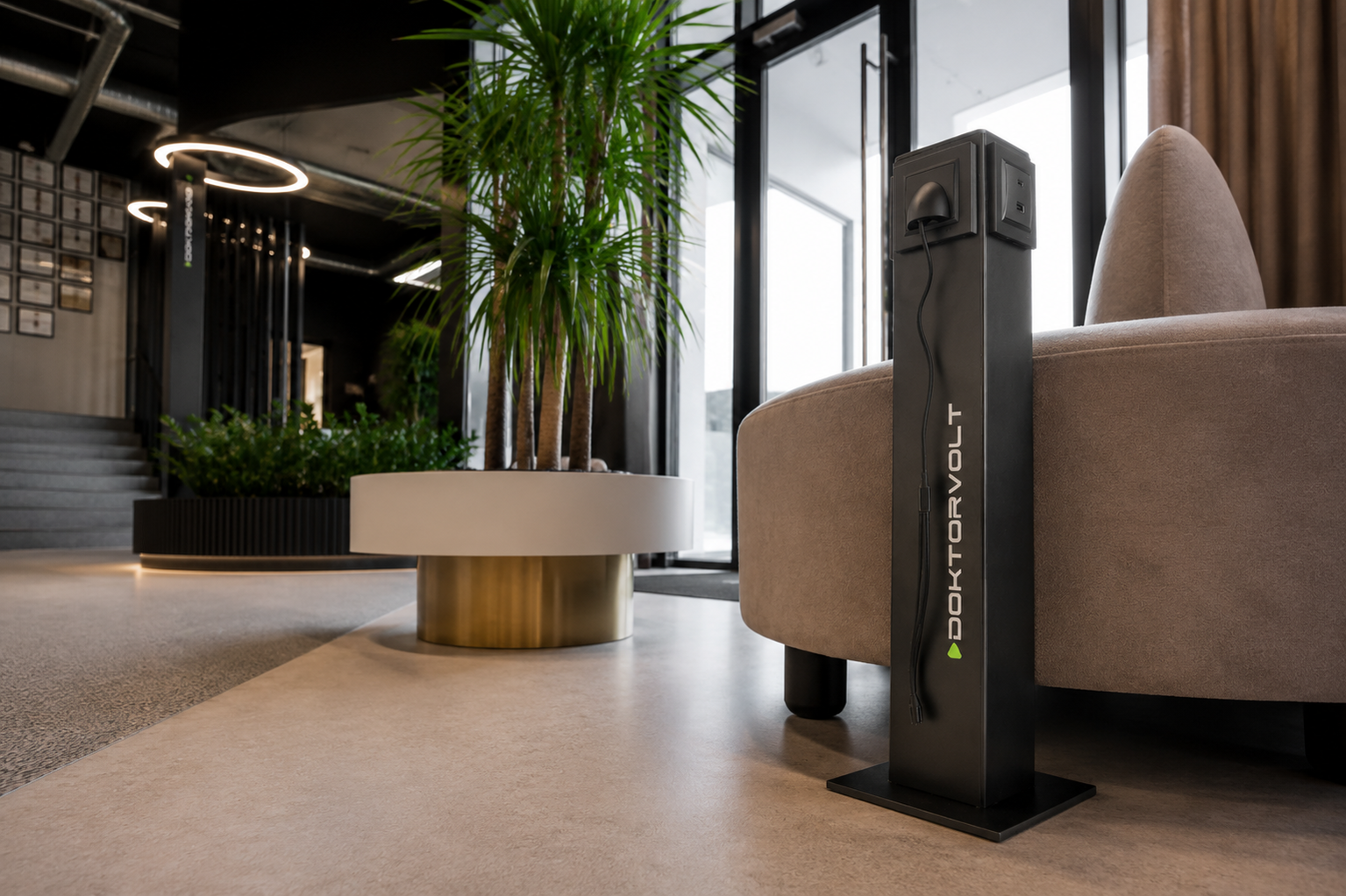 Doktorvolt Ladestation für Smartphones mit USB-A, USB-C und kabellosem Laden im modernen Büro