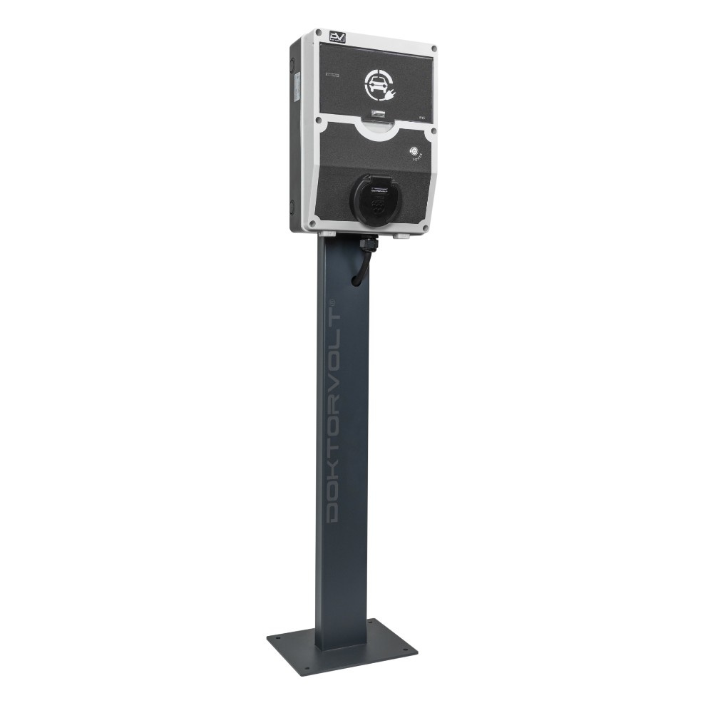 Freistehende Doktorvolt Wallbox auf Ladesäule Freistehende Doktorvolt Ladestation mit Wallbox und Typ-2-Steckdose