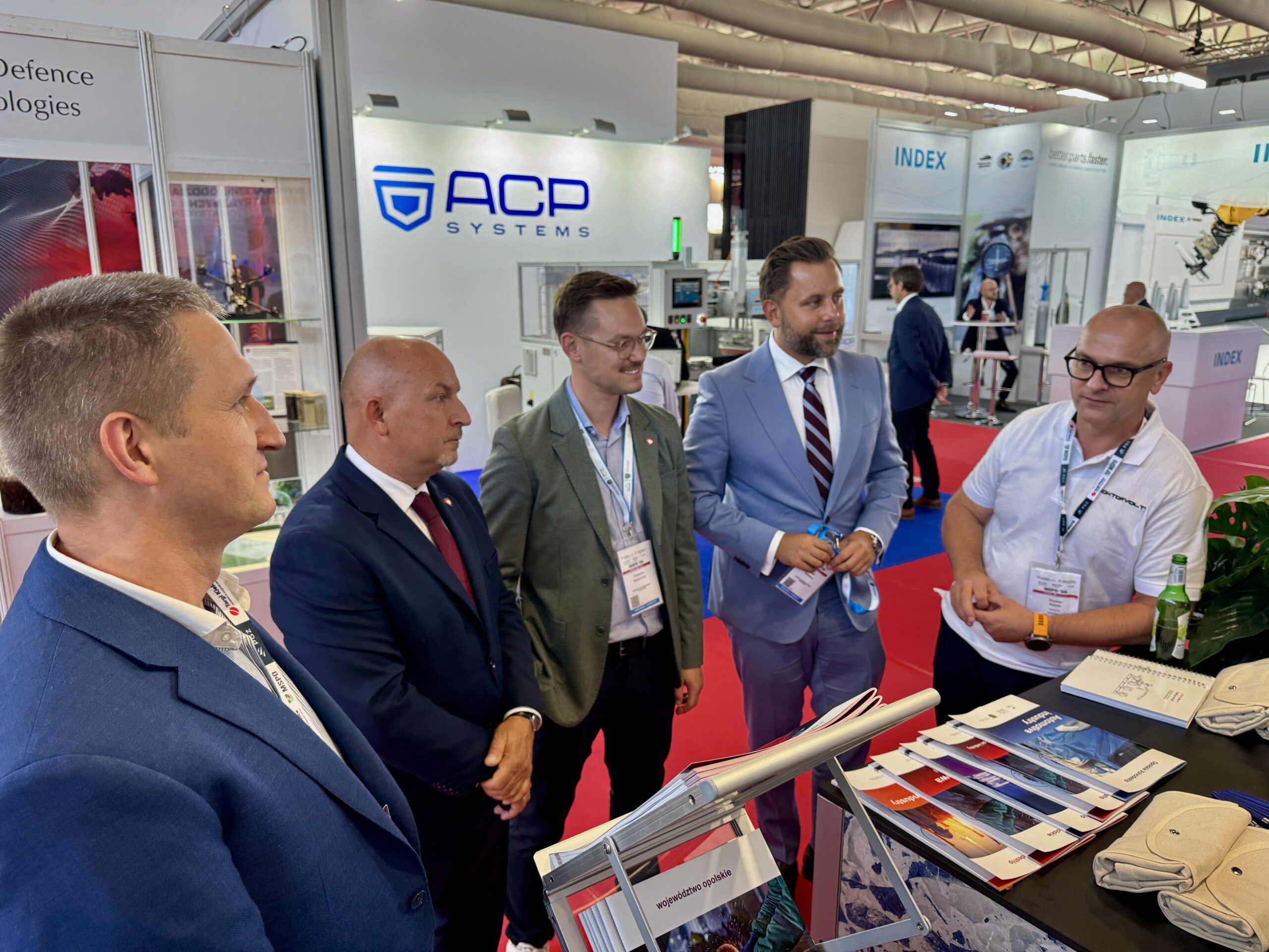 Doktorvolt na targach MSPO – spotkania branżowe Przedstawiciel Doktorvolt podczas rozmowy biznesowej z uczestnikami targów MSPO