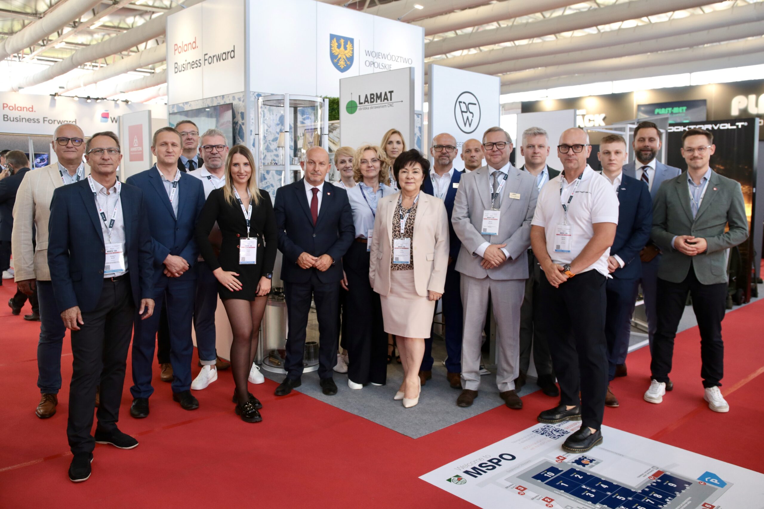 Województwo Opolskie i przedsiębiorcy na MSPO Wspólne zdjęcie przedstawicieli firm i Województwa Opolskiego podczas targów MSPO