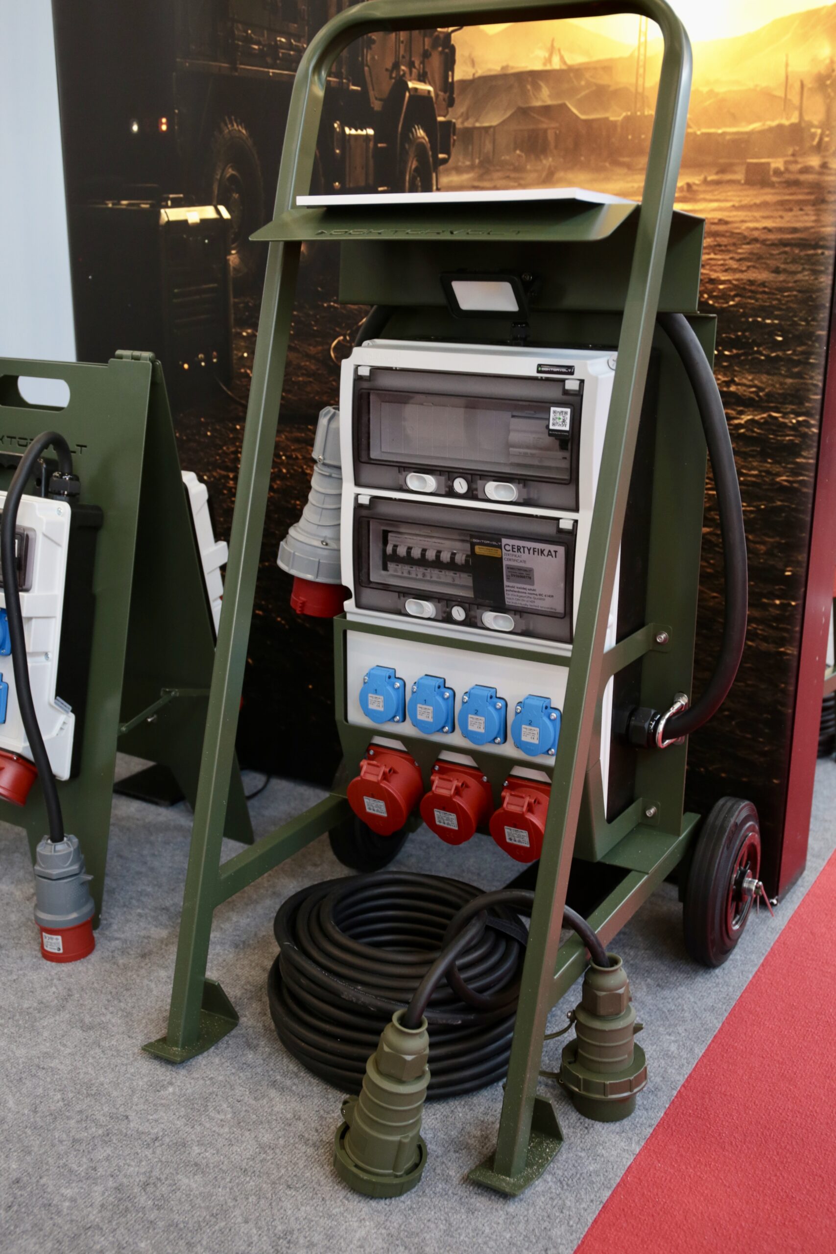 Mobilna rozdzielnica Doktorvolt do zastosowań specjalnych Mobilna rozdzielnica elektryczna Doktorvolt w wykonaniu wojskowym prezentowana na targach MSPO